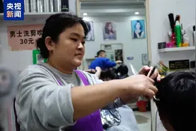 因为“听得懂话”，这个女理发师火了图片