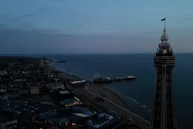 （外代一线）英国布莱克浦塔点亮“国旗色” 准备迎接二战“欧洲胜利日”图片