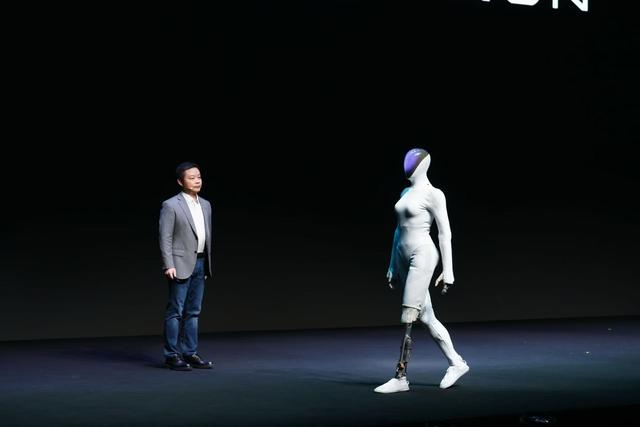 一个“猫步”引发的一场自证：小鹏机器人何以这样走？