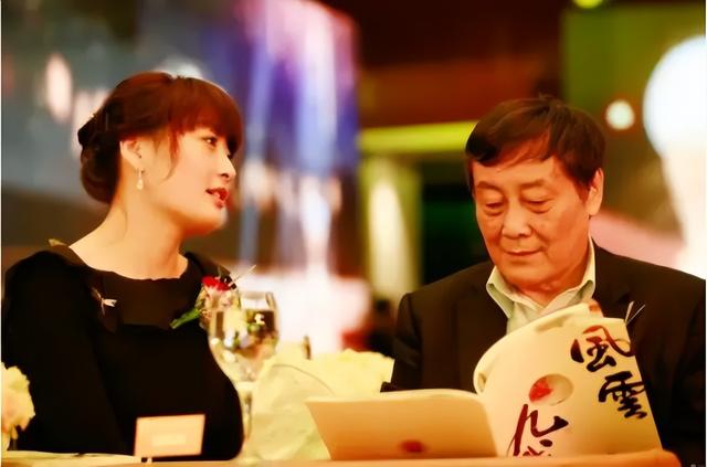 宗庆后遗产争夺升级：香港冻结信托、杭州挑战股权，宗馥莉双线承压