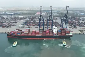 中远中国至西非航线集装箱货轮靠泊仪式在尼日利亚莱基港举办图片