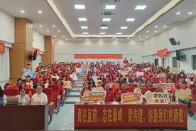 创造历史！华南师大学子梁伟铿巴黎奥运羽毛球男子双打摘银图片