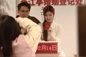 有情人终成眷属 情人节成都婚姻登记处排队领证｜图集图片