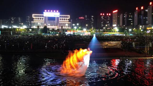 燃爆桂江！昭平“水上飞人火壶+万人合唱” 为祖国庆生