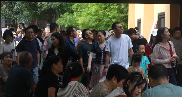 “人从众”“車䡛轟”“火炎焱”！井冈山景区人气旺，活动多，服务好！