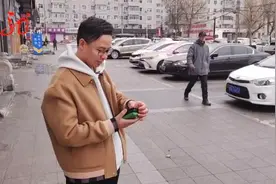 男子借共享充电宝，却咋也还不了！客服回应图片