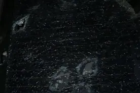 北京一车辆玻璃被冰雹砸出15个窟窿，有车主为爱车盖上厚棉被图片