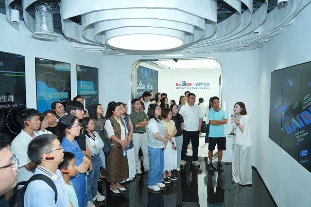 引导各行各业应用人工智能，广州海珠组织新阶层人士参加AIGC训练