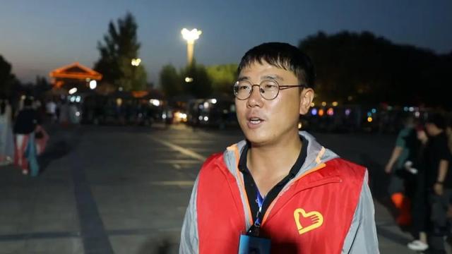 100名志愿者服务保障鸣沙山月牙泉景区星空演唱活动