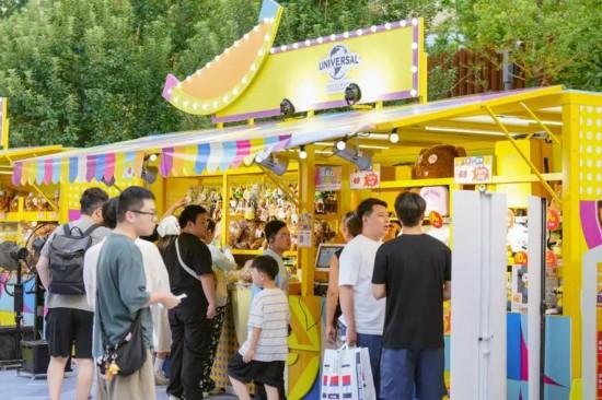 巨型小黄人登陆南京路！香蕉节开市，还有趣味骑行大挑战，游客：“这下圆满了”