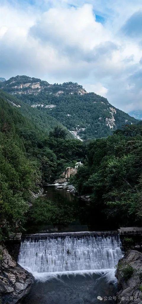 泰山雨霁：云雾织仙境，霞光染群峰，这泼墨山水里藏着夏日最治愈的奔赴