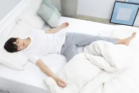 再用这个姿势睡觉，脊柱可能会出问题！最好的睡姿其实是……图片