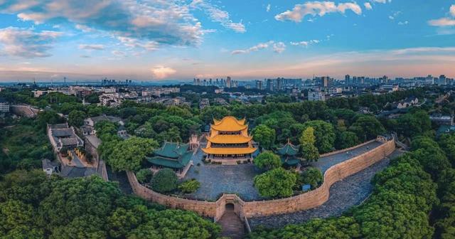 岳阳宣布58家景区对抗日老战士及参加九三阅兵的军人等免门票，景点：出示本人相关证件即可，陪同人员也免