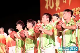 成都体育学院举办庆祝中华人民共和国成立75周年师生歌咏比赛图片