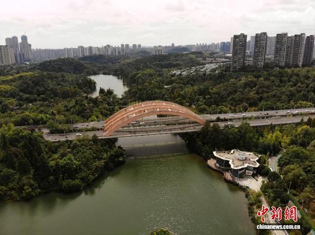 贵阳观山湖公园：风光旖旎生态美 秋色渐浓引客来