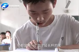 用嘴高考男孩被一本录取，自强和母爱托举出了奇迹图片