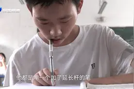 用嘴高考男孩被一本录取，自强和母爱托举出了奇迹图片