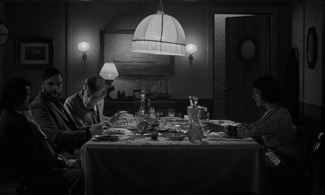 《壮游》：语言的权力错位与影像的虚虚实实