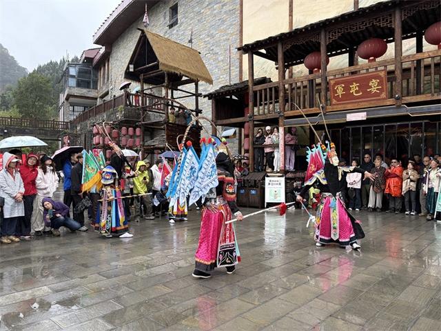 霞客之路·贵州首届山地徒步大会在云峰屯堡举行