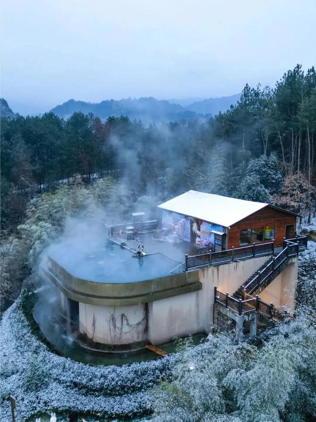 秋游六安看彩林 冬来滑雪泡温泉