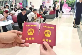 全国通办首日，郑州迎338对新人 4对跨省新人无户口簿领证，有新人拉着行李办完去旅行图片