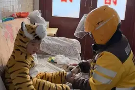 女子带2岁娃在济南跑外卖：这个社会只要勤快就能活下去图片