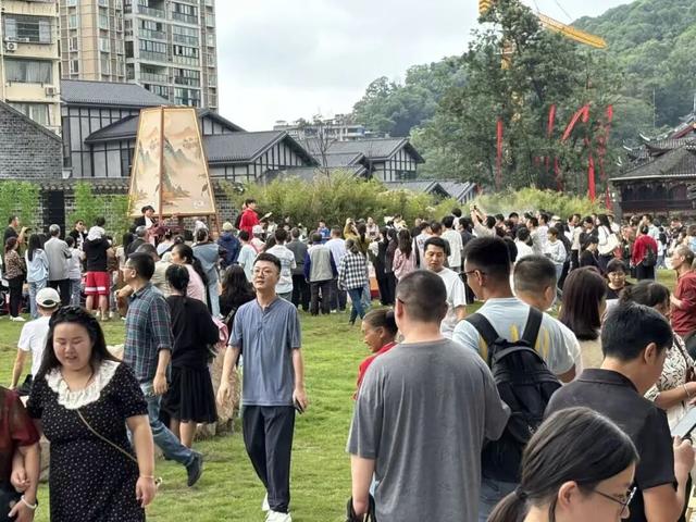 人从众！国庆首日，宜宾“名场面”来了