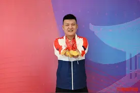 “90后”断臂励志哥：泳池里能夺冠，灶台上能炒饭图片