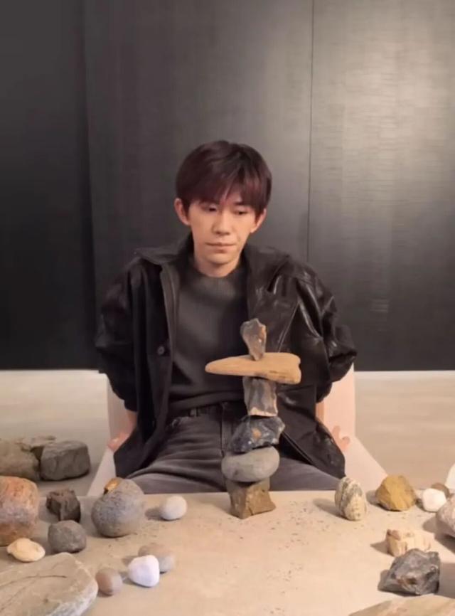 易烊千玺时隔8年直播一直在垒石头