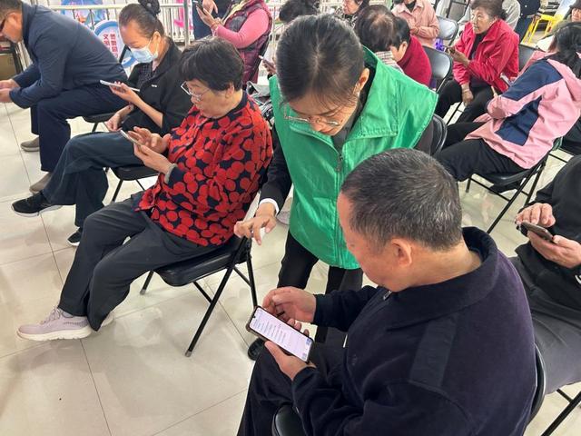2025养老大调研 | 社区开起手机培训课，有老人专门来学AI