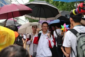 高考首日人大附中考点：加油声此起彼伏，往届学长冒雨前来送考图片