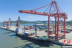 福建平潭迎首艘万吨级集装箱船通关图片