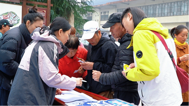 好多人来看这座“红透了”的山？为啥呢→