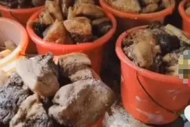 肉夹馍“父子摊”加工环境曝光，市民直呼“令人作呕” ！相关部门：已立案调查图片