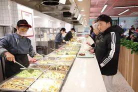 杭州闹市区又一家邻里食堂来了，9.9元的“盲盒”里，每天有惊喜图片