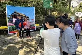 帮山村留守老人在家门口和“天安门”合影，浙江两位姑娘心思太巧了图片