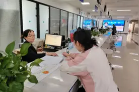哈巴河：工作地点变了别着急 只需五分钟变更完成图片