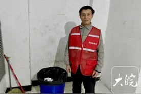 合肥一保洁员在垃圾桶捡到10万元现金后报警：不是自己的钱再多都不能要图片