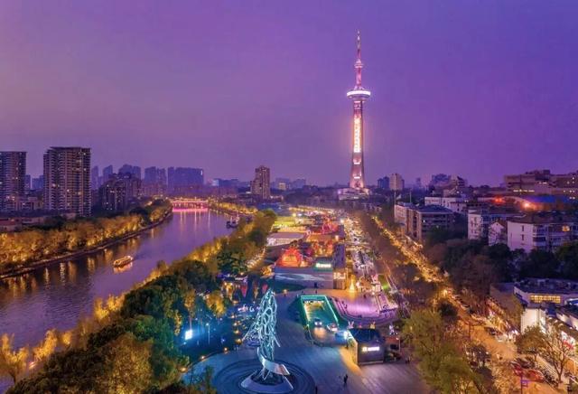 白天是南京，夜晚是金陵