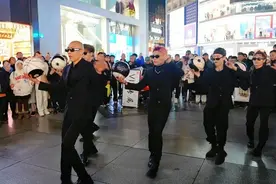 花式篮球世界冠军到成都街头直播，场场破10万：“精神小伙”不是贬义词图片