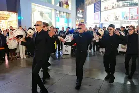 花式篮球世界冠军到成都街头直播，场场破10万：“精神小伙”不是贬义词图片