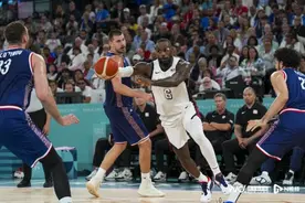 库里、詹姆斯联手率队逆转塞尔维亚，与法国再度会师男篮决赛图片