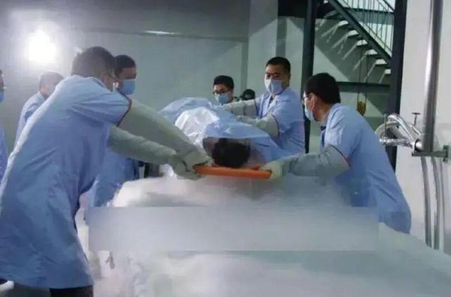 中国首例冷冻人8年后：丈夫交往新女友，叮嘱儿子自己以后也要冷冻保存