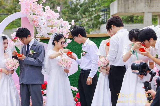 “百合之约 情定苏河”2025普陀区苏河婚典在苏州河百合桥广场启幕