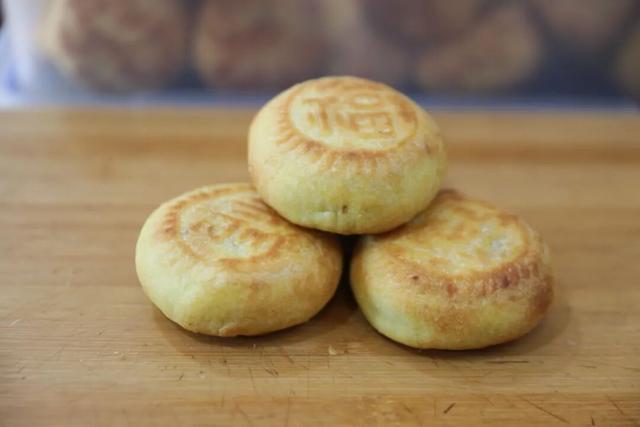 站前广场新盖一座小亭子，秋日出游更丝滑～