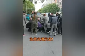 “做好事名都没留！”湖南永州一女生被压车底众人齐力抬车救人，知情者：只是皮外伤图片