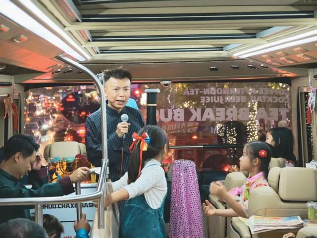 国庆蓉城流动的非遗盛宴：蓉火火茶歇巴士主题活动圆满落幕