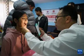 中国医疗队为尼泊尔孤儿义诊图片