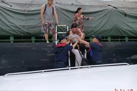 幼儿船上突发高烧抽搐 湖南岳阳海事紧急送医助其脱险图片