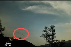 天文台回应“拍到不明飞行物坠落”：初步排除流星等常见天文现象，已进山寻找暂未找到图片